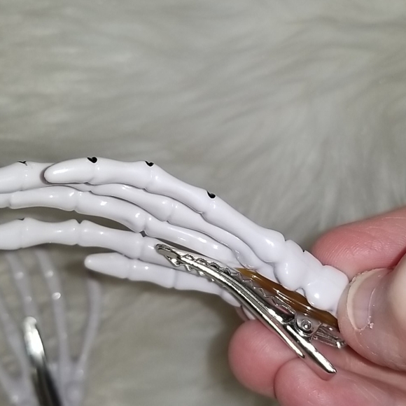 DONT ASK White Skeleton Hands Barrettes - Picture 4 of 5